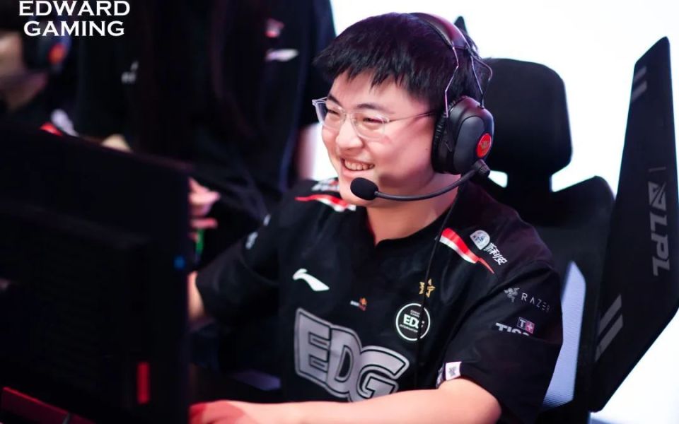 Uzi回归赛场，赛况扑朔迷离首场状态亮眼，TES观众沸腾！