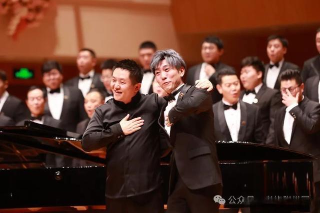 浓眉哥回归赛场，比分优势明显首场状态亮眼，利物浦观众沸腾！